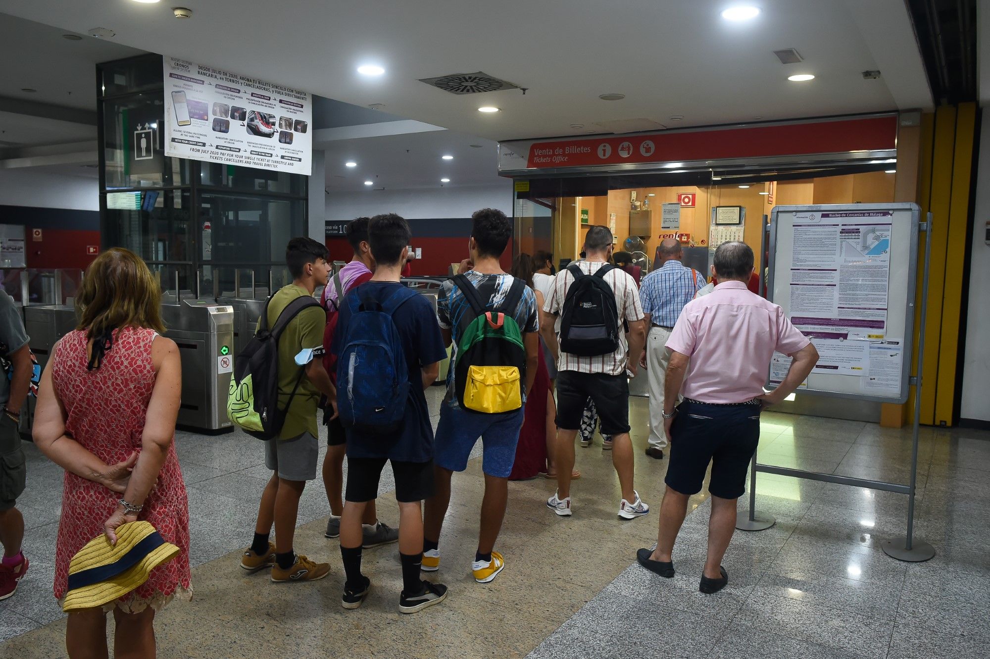 Ya se pueden adquirir los nuevos abonos gratuitos del Cercanías en la estación María Zambrano