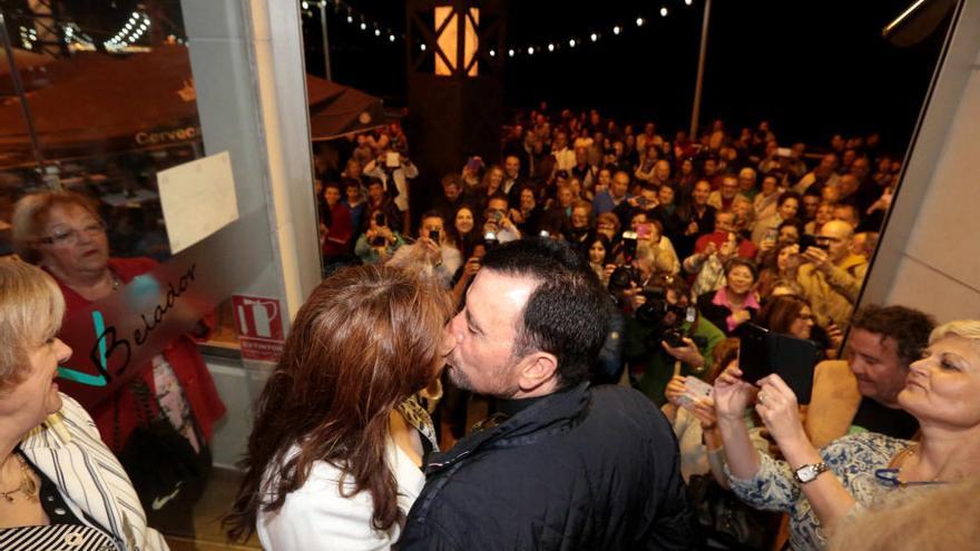 José Ortega Cano y su pareja se besan en la puerta de su cervecería
