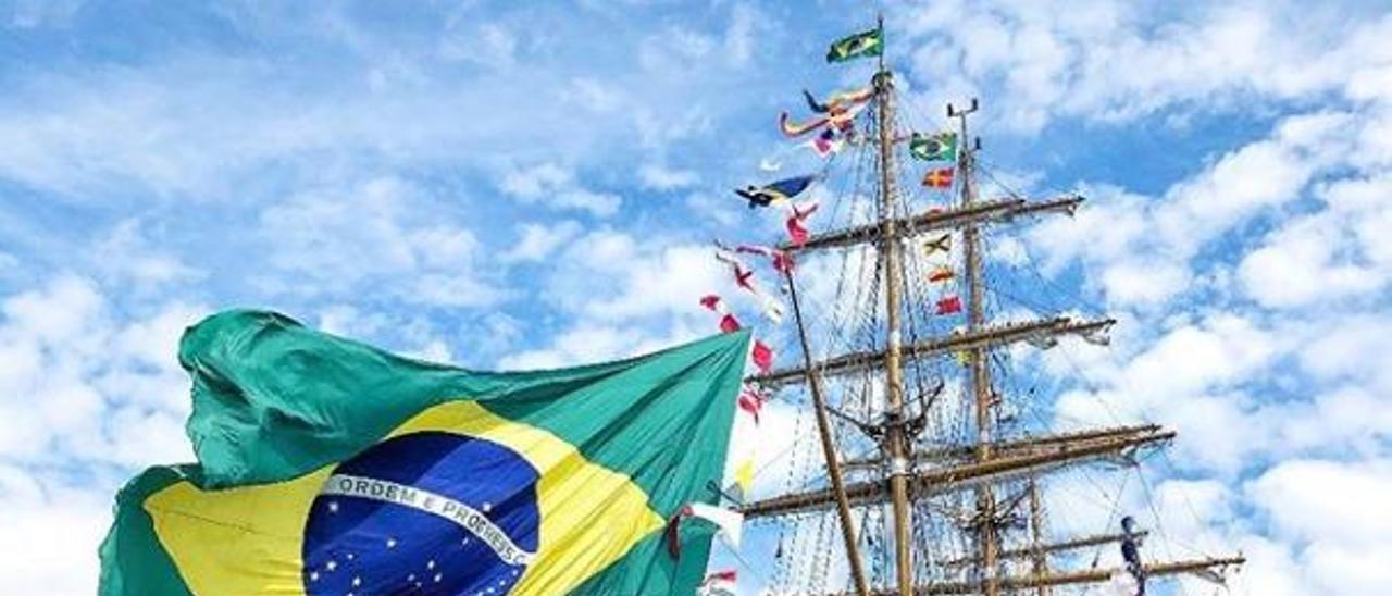 El buque escuela &quot;Cisne Branco&quot;. // Marinha do Brasil