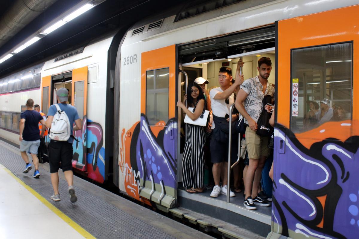 Tren de Rodalies en la estación de Sants