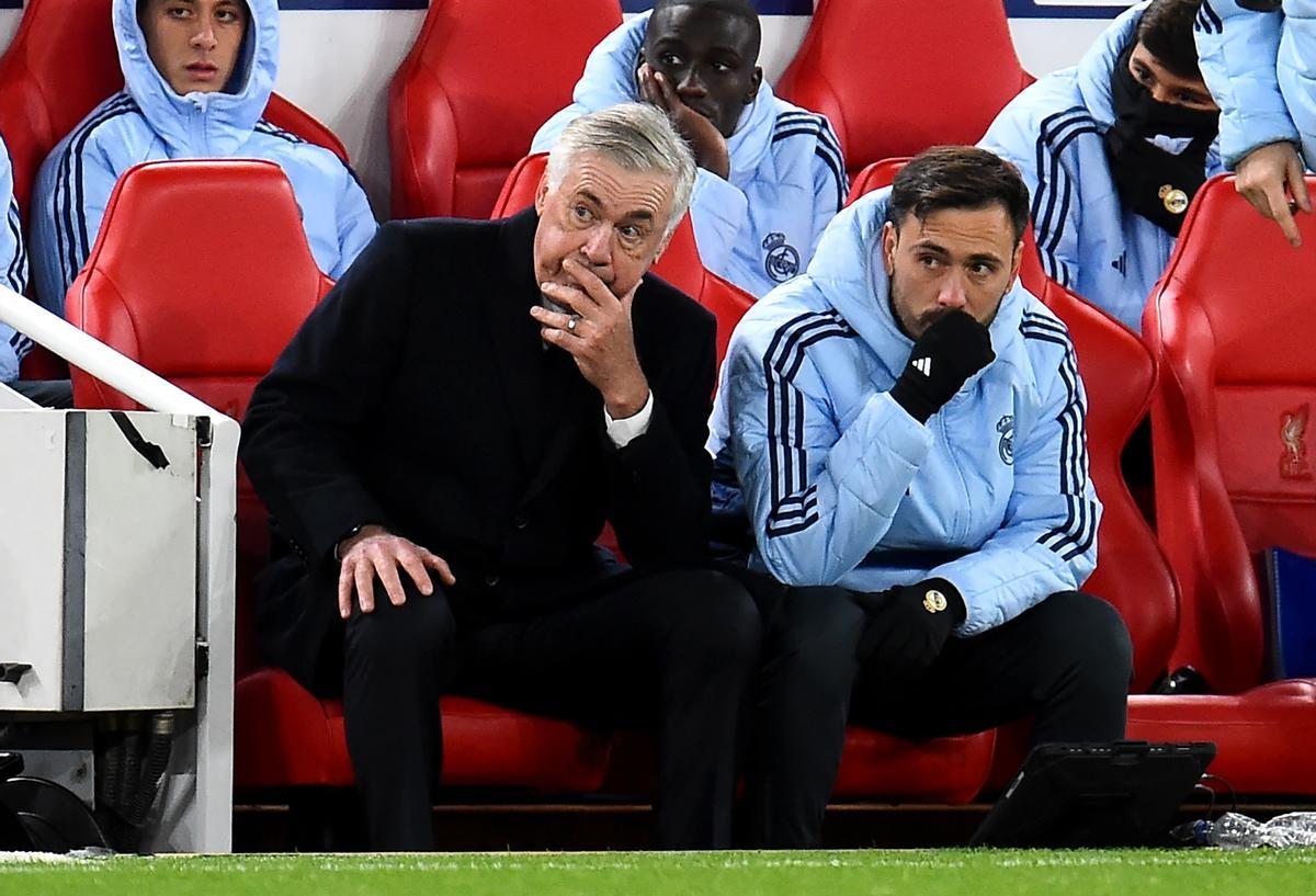 Carlo Ancelotti y su hijo Davide, dureante el partido entre el Liverpool y el Real Madrid en Anfield