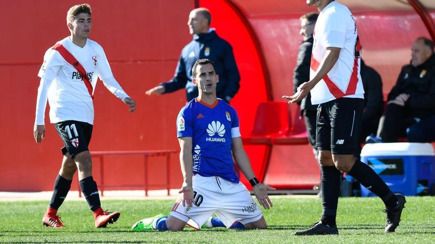 Linares se lamenta durante el partido de ida entre el Sevilla Atlético y el Oviedo