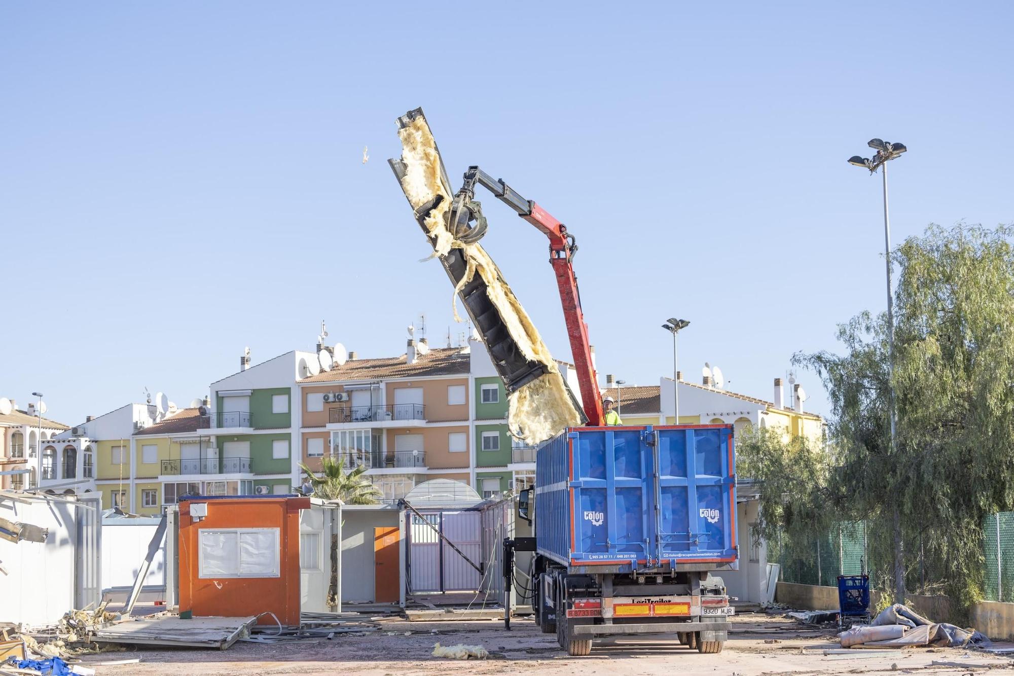 Los barracones del Colegio Amanecer terminan en la chatarra tras viente años de historia