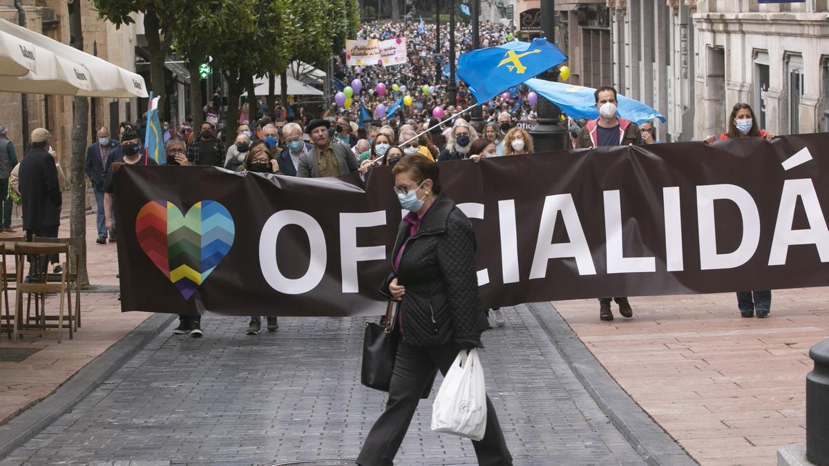 Los partidarios de la cooficialidad del asturiano se manifiestan en Oviedo