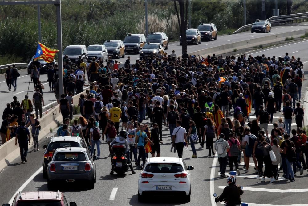 Els manifestants arribant a l''aeoport del Prat