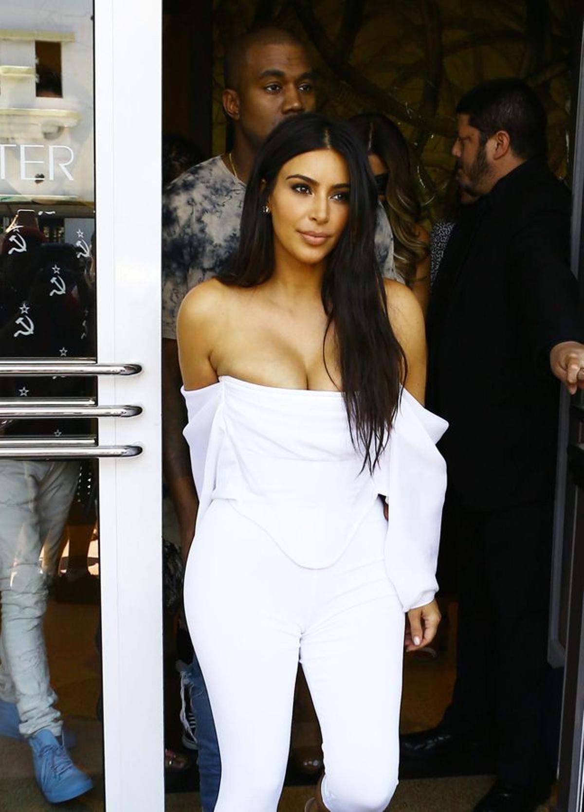 El look en blanco de Kim Kardashian en Miami