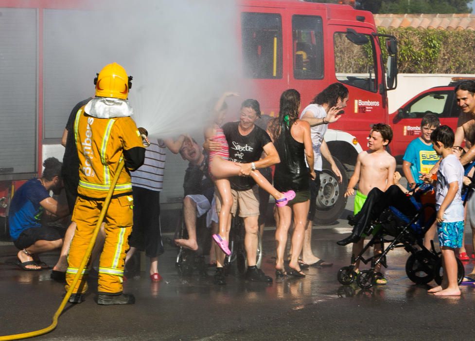 La Asociación de Paralíticos Cerebrales celebró su particular fiesta con su foguera 'En un lugar del cortijo'