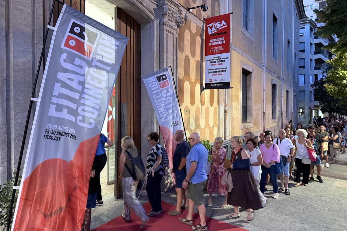 Espectadors accedint a la Casa de Cultura per una de les funcions del vespre.