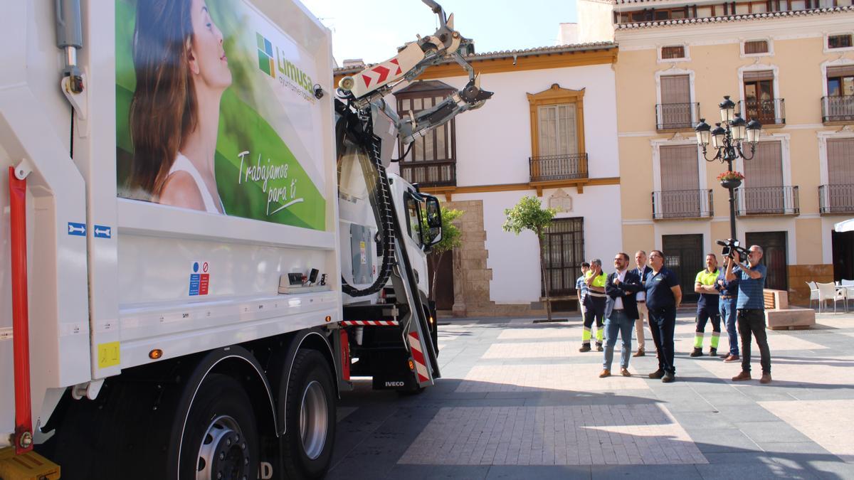 Demostración del funcionamiento del nuevo camión de Limusa con carga lateral, esta semana, en la Plaza de España.