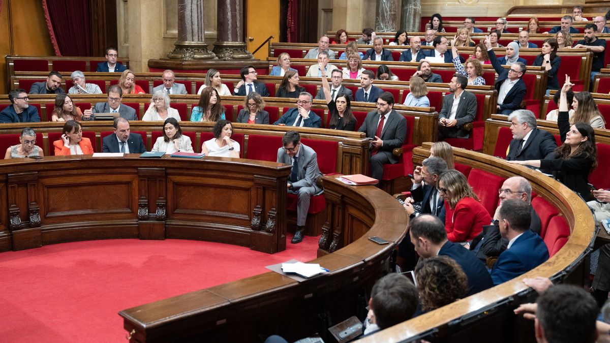 Archivo - Votación en la sesión del pleno del Parlament de Catalunya