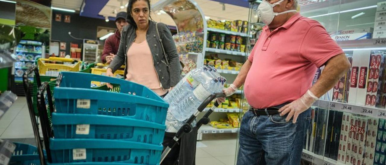 Varias personas hacen la compra en un supermercado del Archipiélago.