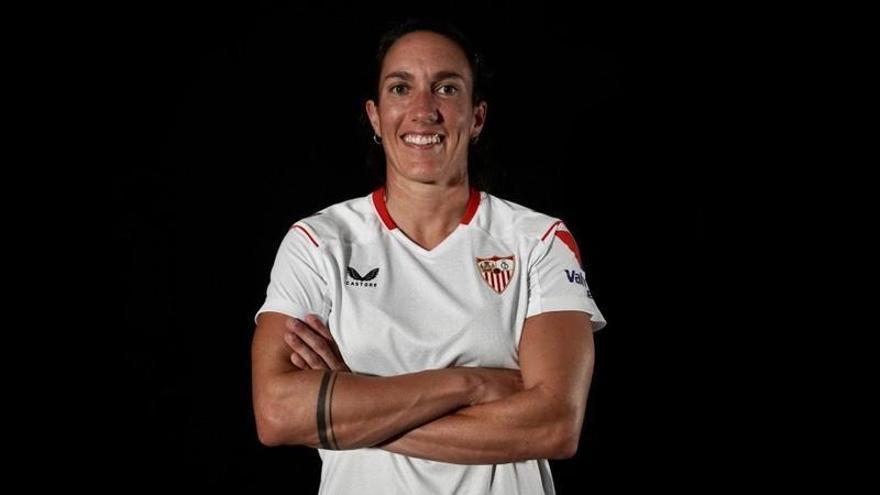 Silvia Meseguer posando con la equipación del Sevilla