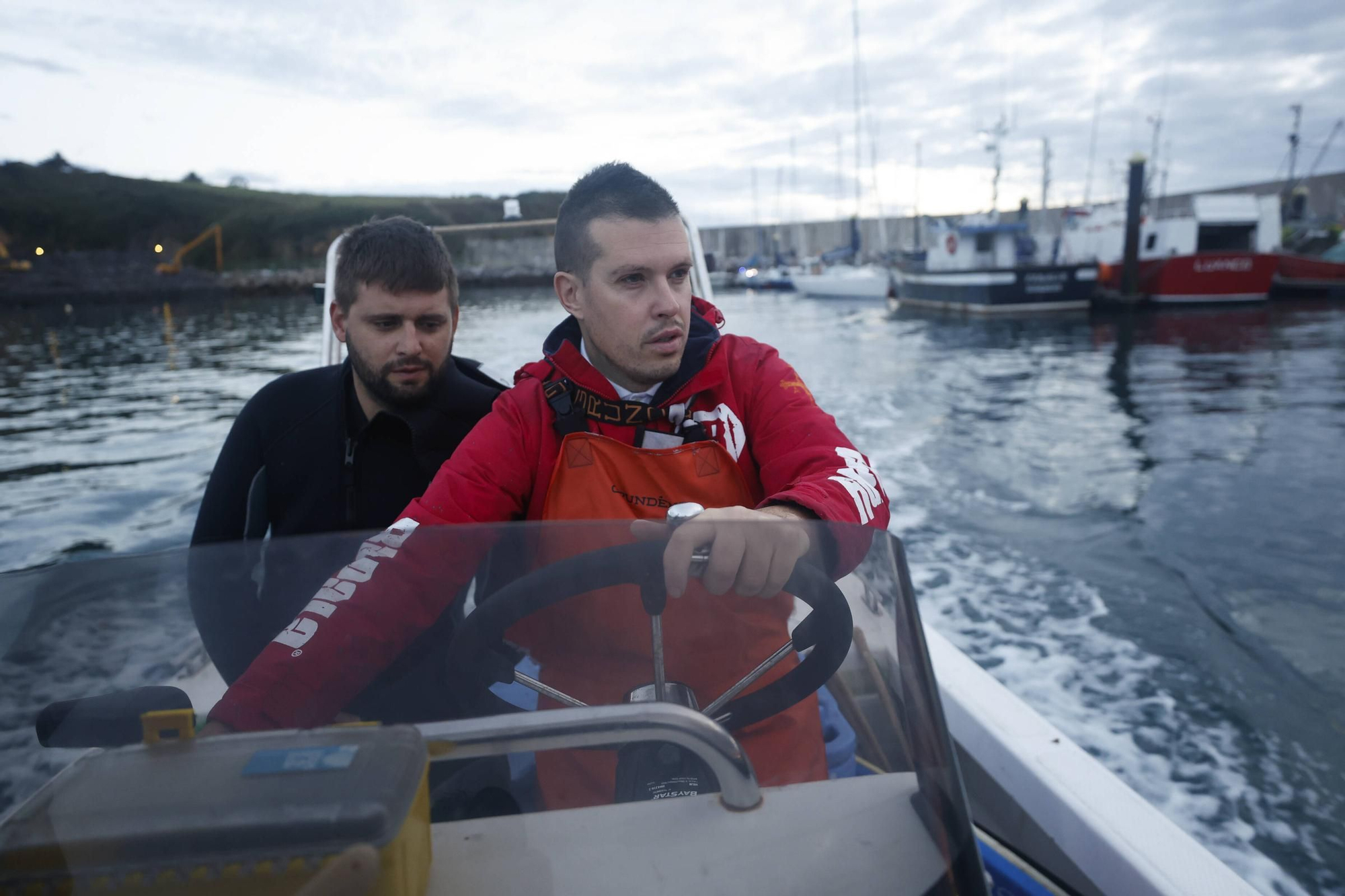 EN IMÁGENES: Así es la dura jornada de los perceberos del cabo Peñas: un oficio de alto riesgo a merced de las olas
