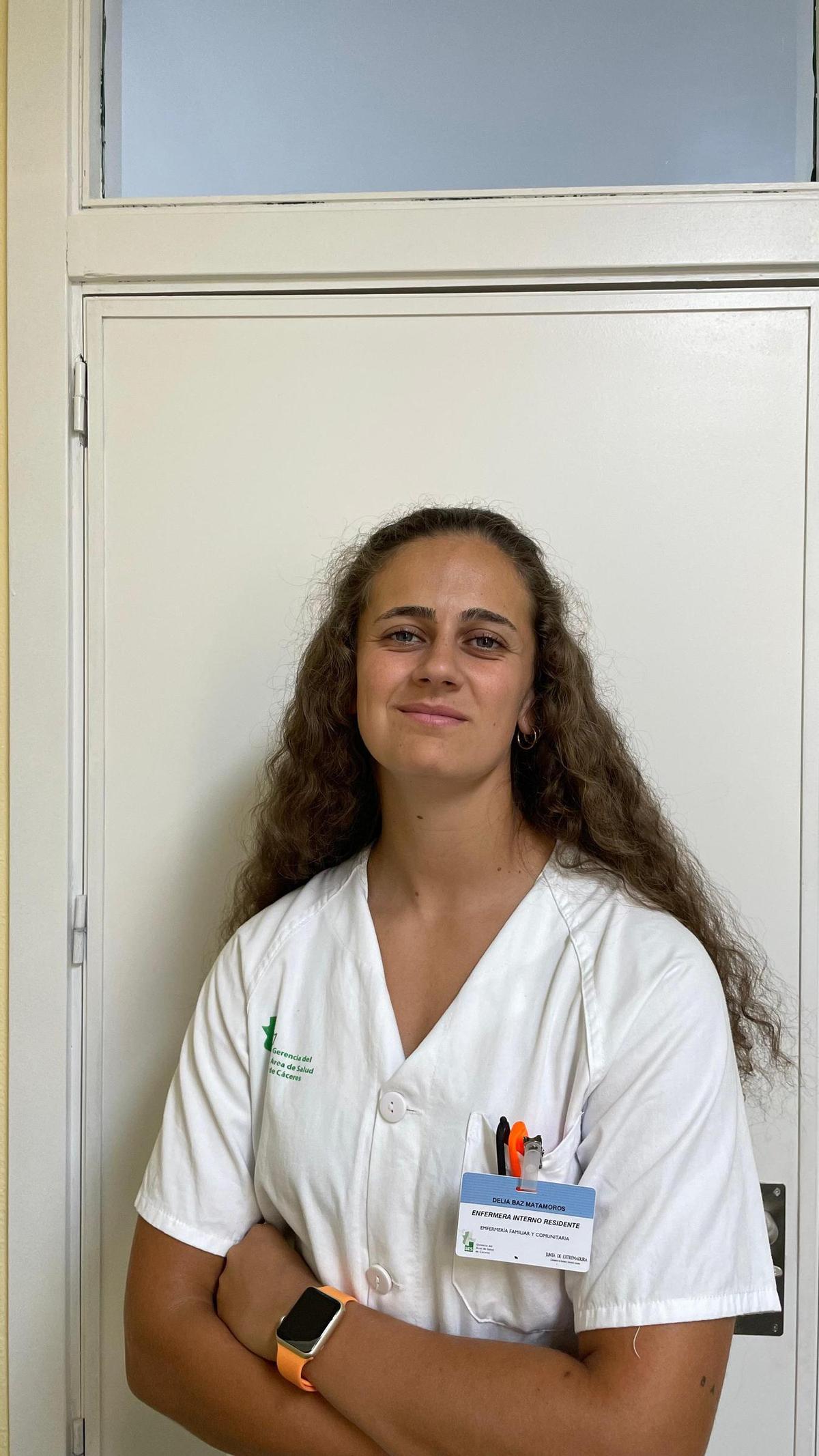 Delia, con su atuendo de profesional de la enferímería.