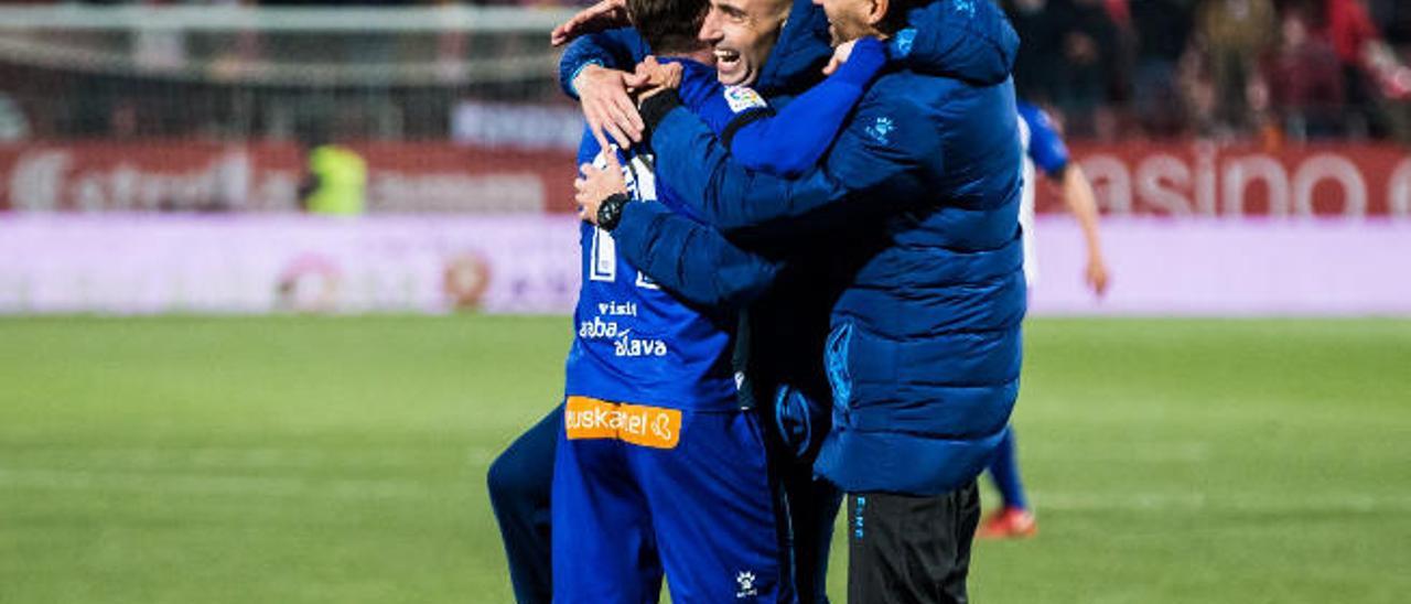 Ibai Gómez se abraza con Abelardo Fernández en su debut en Montilivi como técnico del Deportivo Alavés.