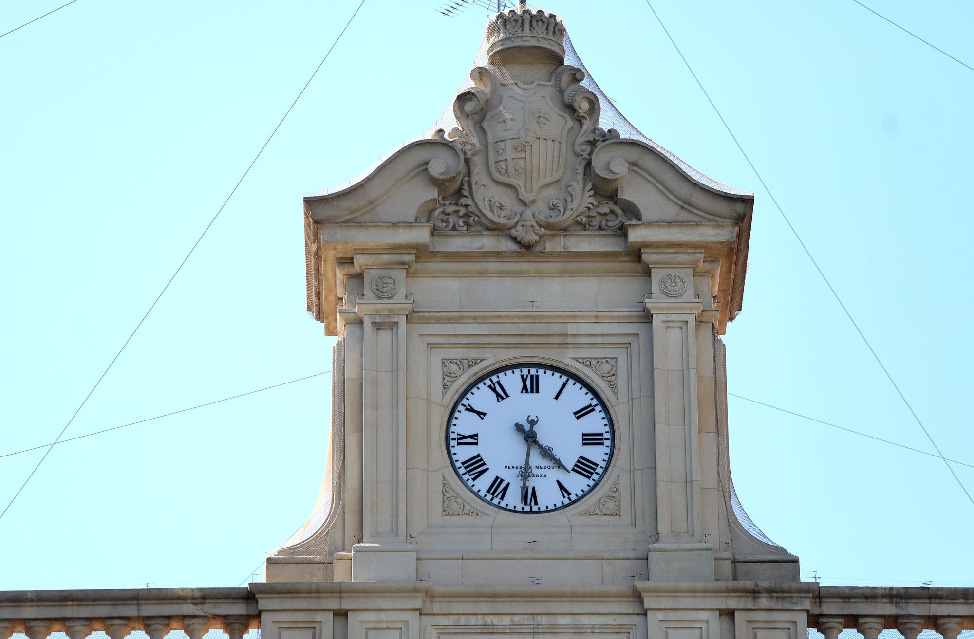 Reloj de la Diputación Provincial de Zaragoza, en plaza España.jpg