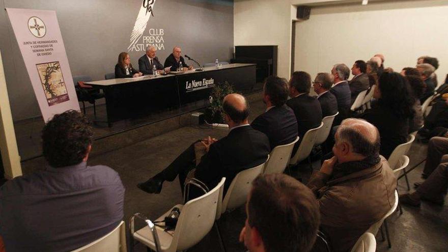 En la mesa, Leonides Bousoño, Ramón Rodríguez y José Julio Velasco Bolaño, durante el pregón. | luisma murias