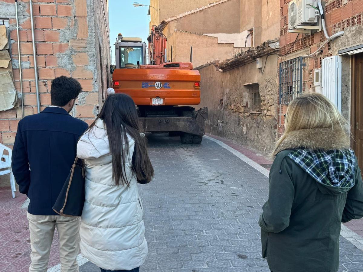 Técnicos de Urbanismo contemplan la maquinaria desplazada hasta San Pedro.