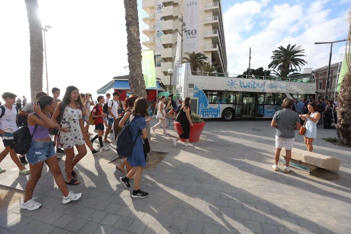 El nuevo Turibús de Alicante, en la plaza Puerta del Mar.