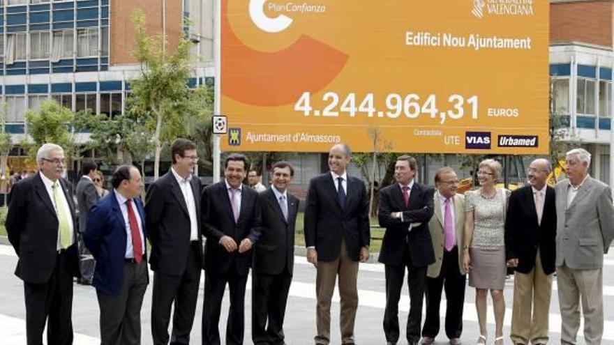 Camps con algunos de sus consellers en un acto de presentación del plan Confianza en 2010.