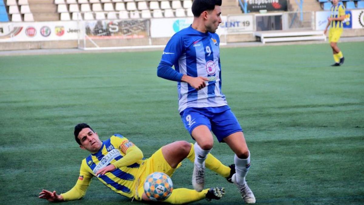 Pime i García disputen una pilota en el derbi empordanès. | UE FIGUERES