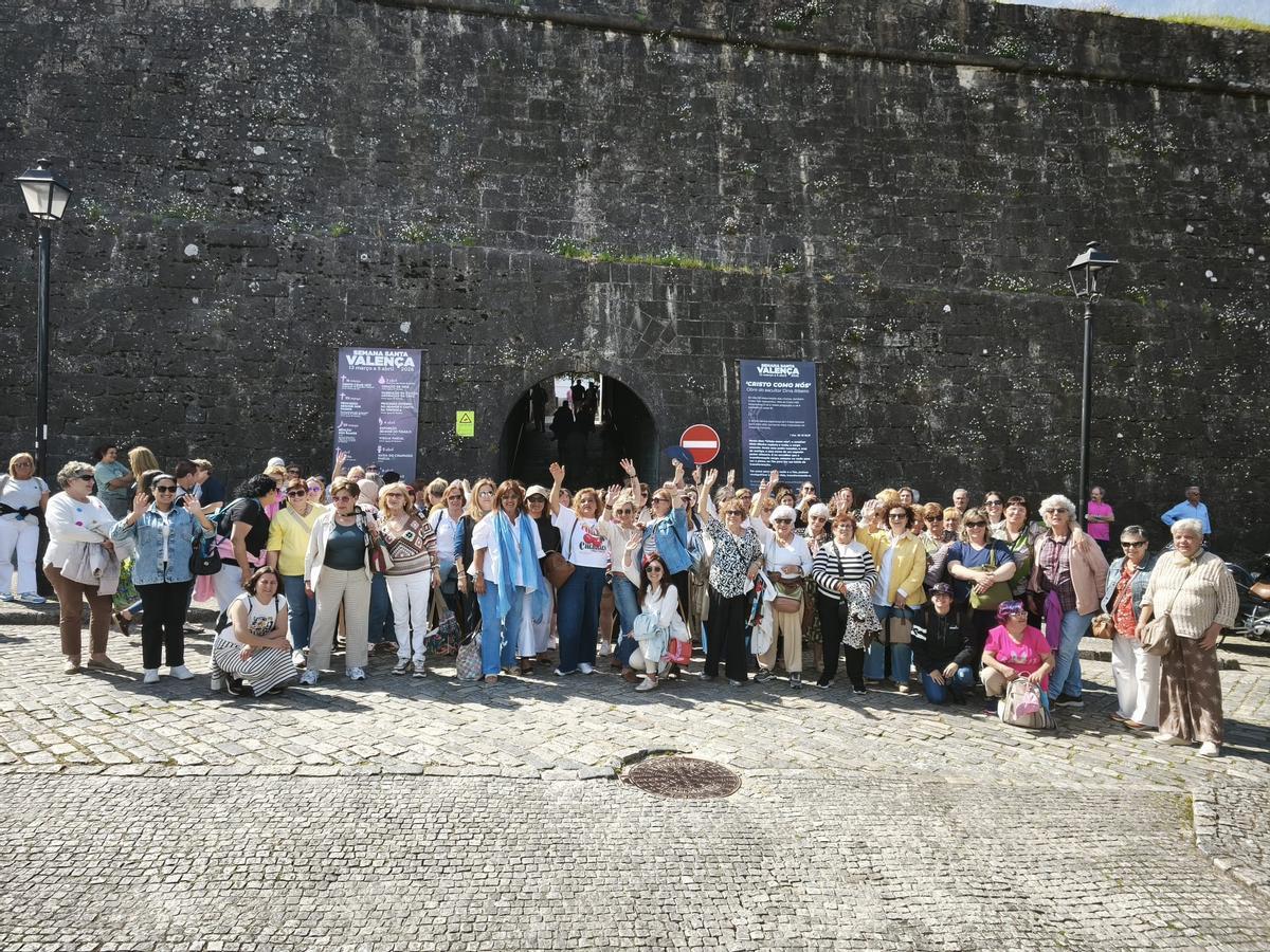 El grupo ante la muralla de la fortaleza de Valença do Minho.