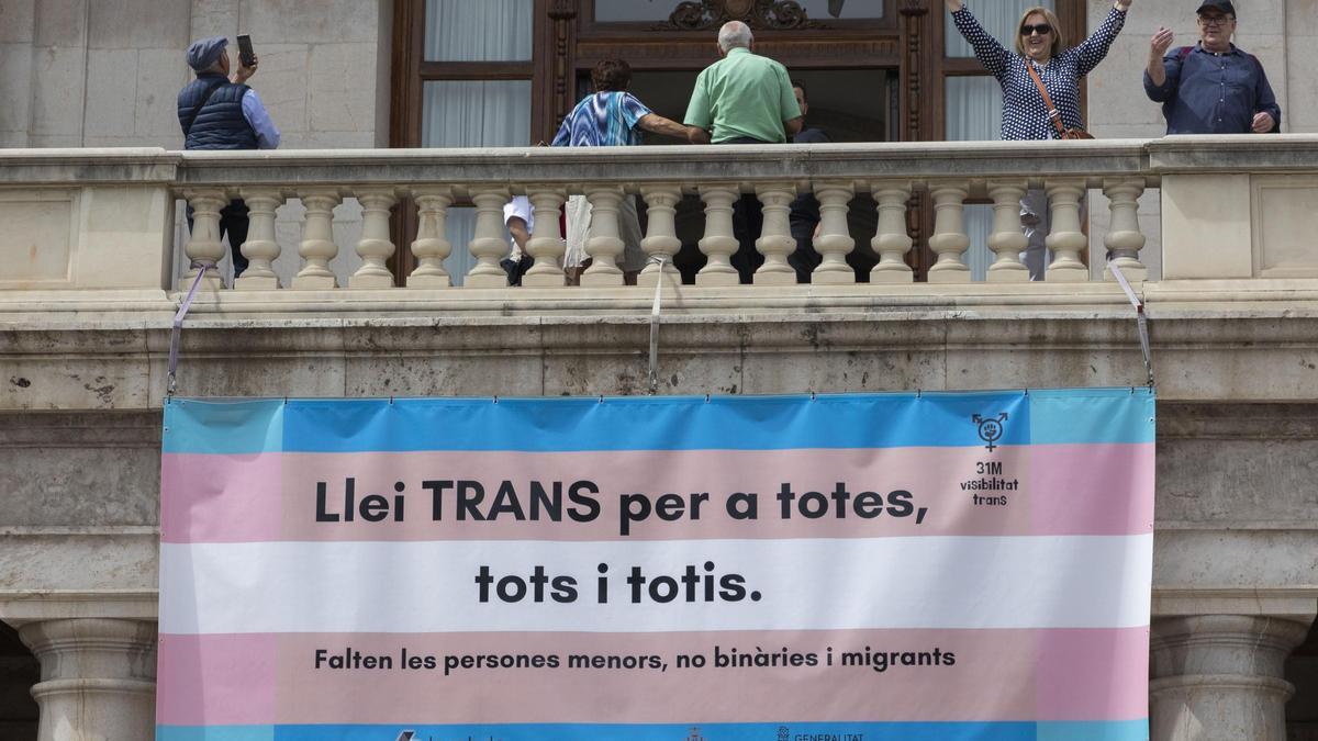 Pancarta en el Ayuntamiento de València por la ley trans en 2023.