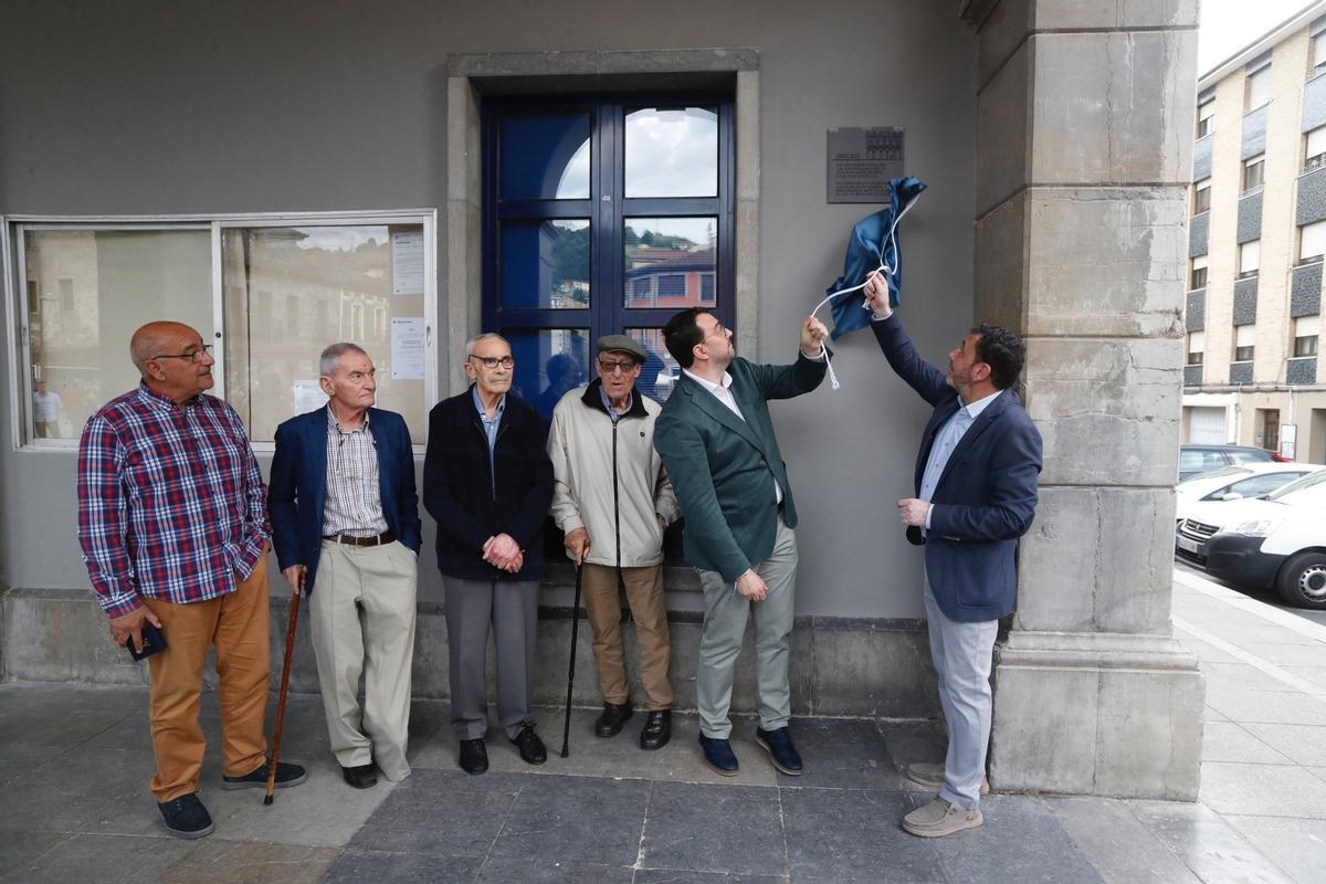 Julio García, a la derecha, y Adrián Barbón descubren la placa conmemorativa en presencia de, de derecha a izquierda, José Fernández (Pipo), Pablo García, Juan Ramón Zapico y Marcia Barreñada.