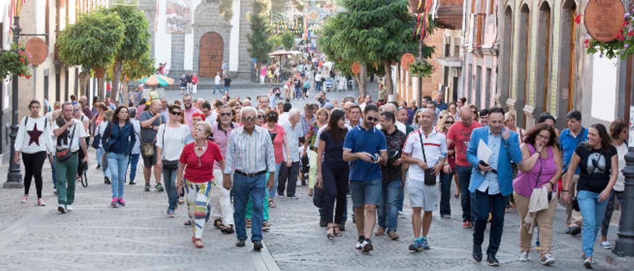 Los asistentes siguen a Yánez por el casco antiguo de la villa mariana.