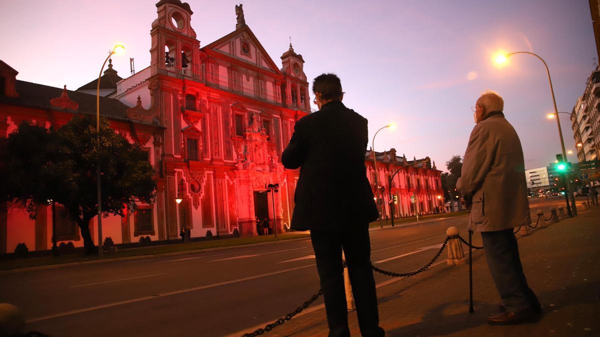 Fachada de la Diputación de Córdoba iluminada de rojo.