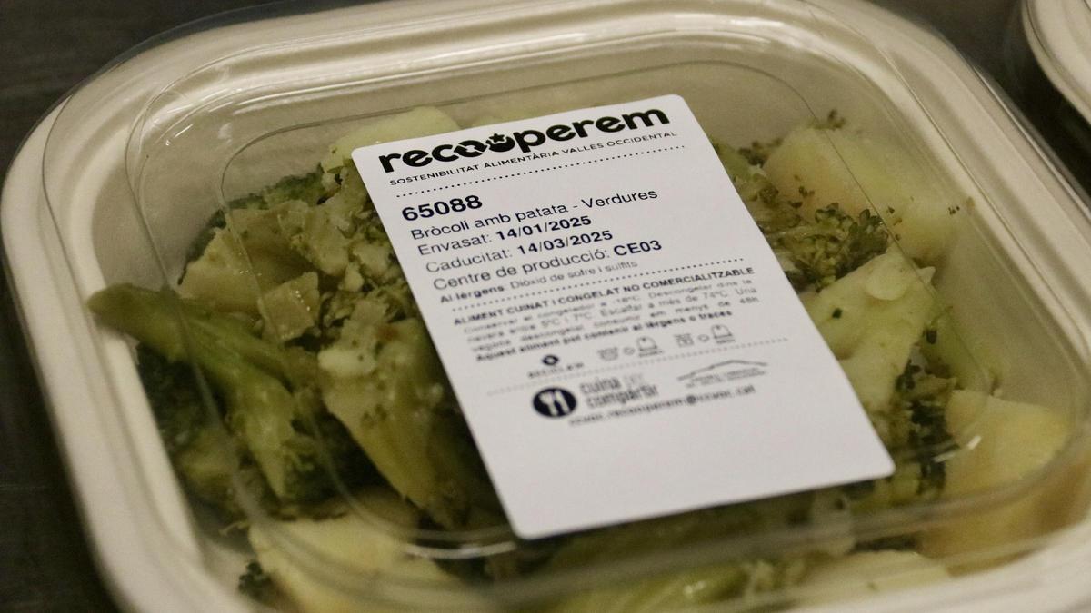 Una fiambrera con brécol preparada para su conservación en el marco del proyecto Recooperem, en la cocina de la facultad de medicina