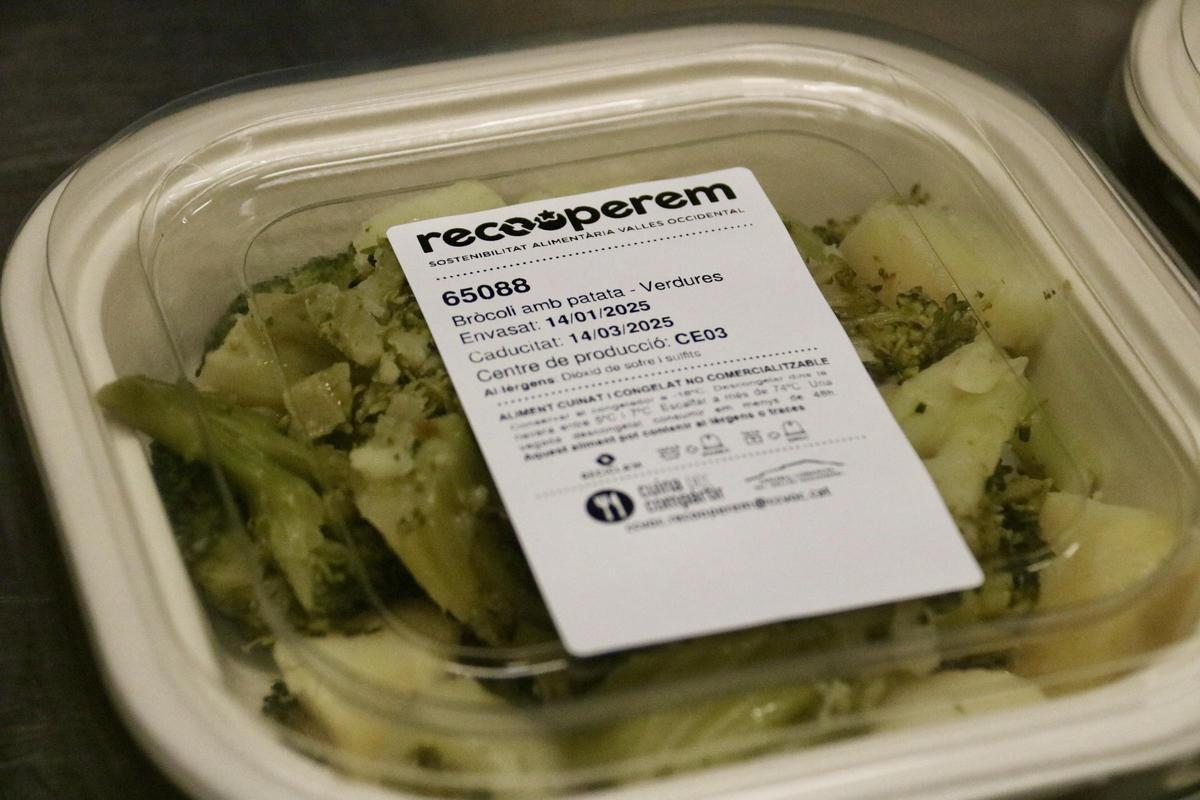 Una fiambrera con brécol preparada para su conservación en el marco del proyecto Recooperem, en la cocina de la facultad de medicina