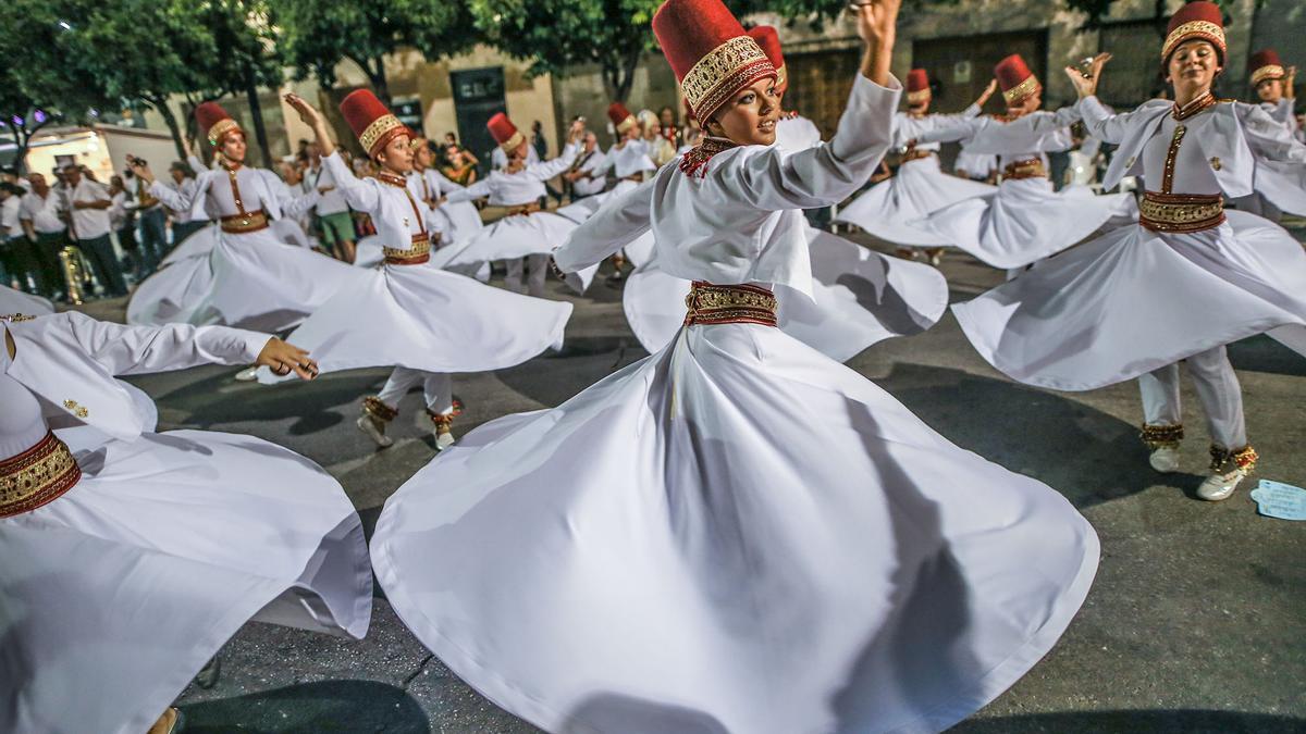 Sarracenos y Benimerines sorprenden con sus espectaculares trajes a vecinos y visitantes en la Entrada Mora.