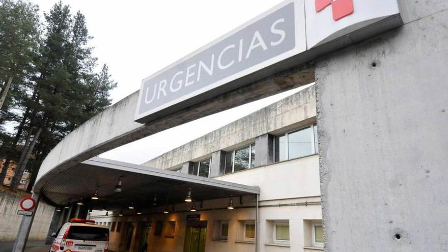 Un ambulancia frente al área de urgencias del Hospital Valle del Nalón.