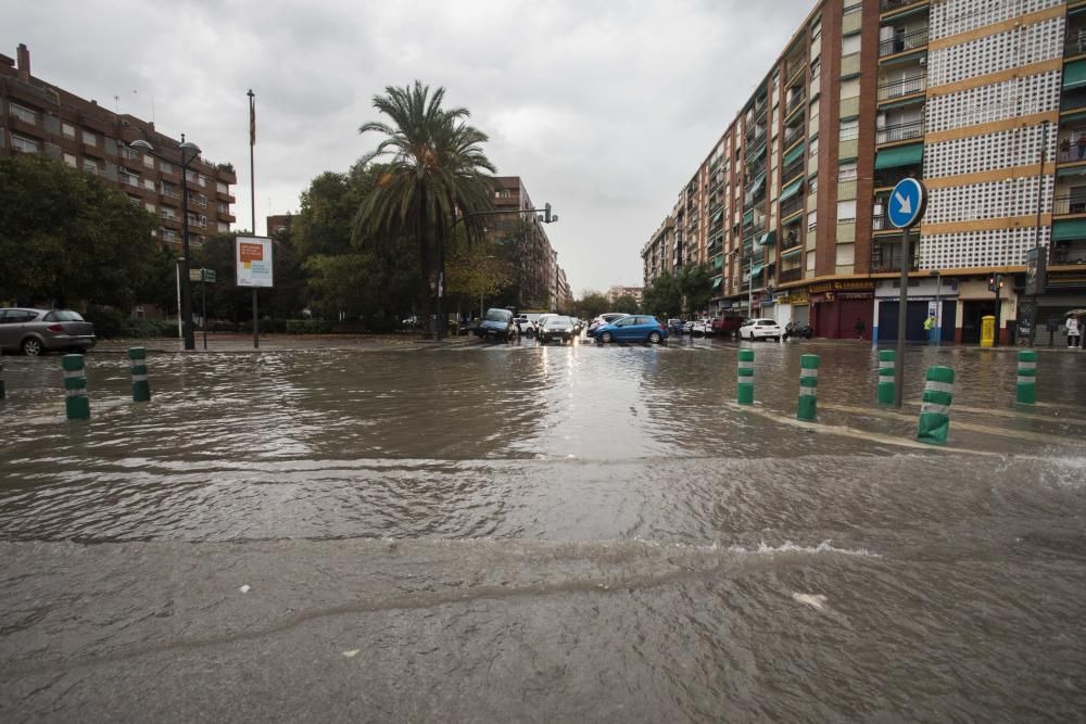 Tromba de agua que ha inundado la avenida Serrería en València.