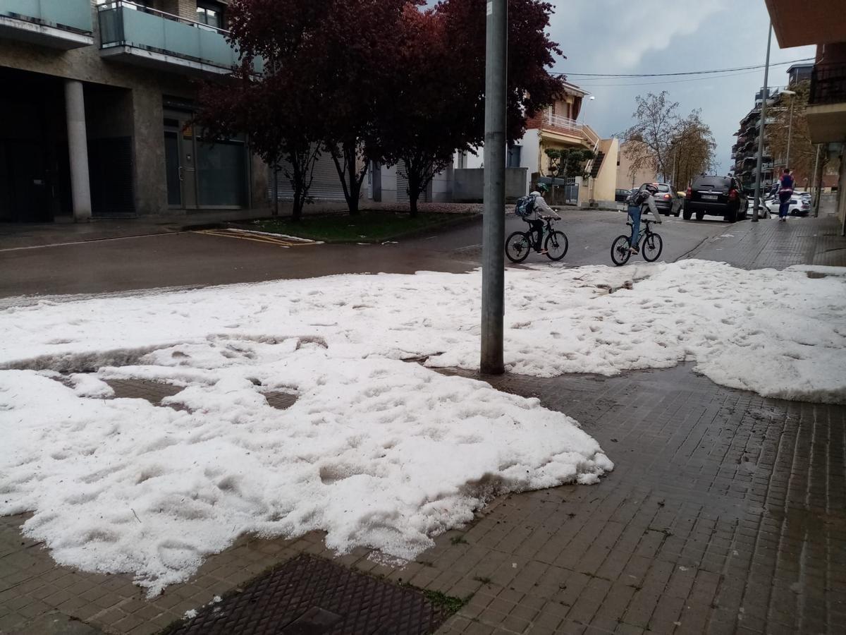 Una tempesta acompanyada de calamarsa afecta gran part de Catalunya