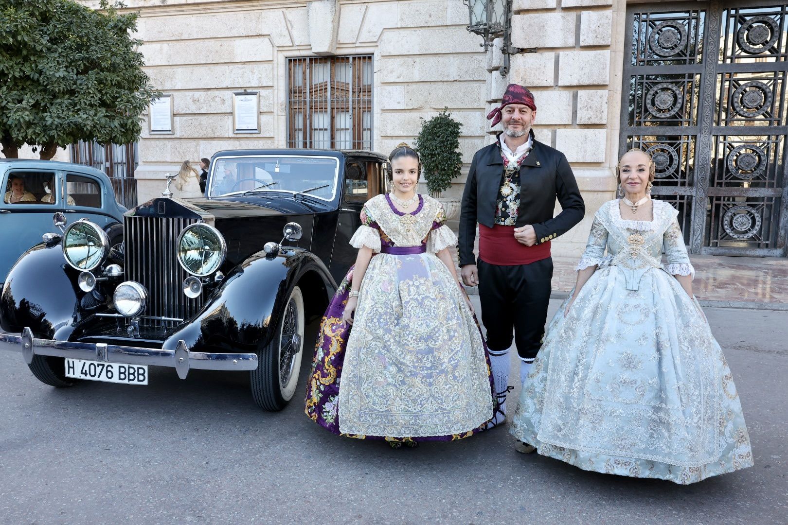 Falleras en "cotxes de l'Antigor" camino de su gran cita