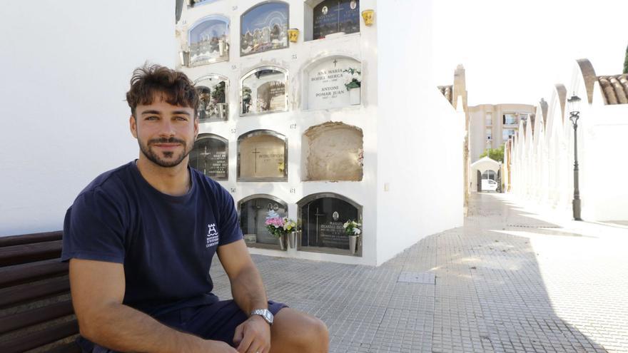 Christian Estévez, la historia del sepulturero de Ibiza que empezó a trabajar entre tumbas con 18 años: &quot;Me gusta más esto que estar en una oficina&quot;
