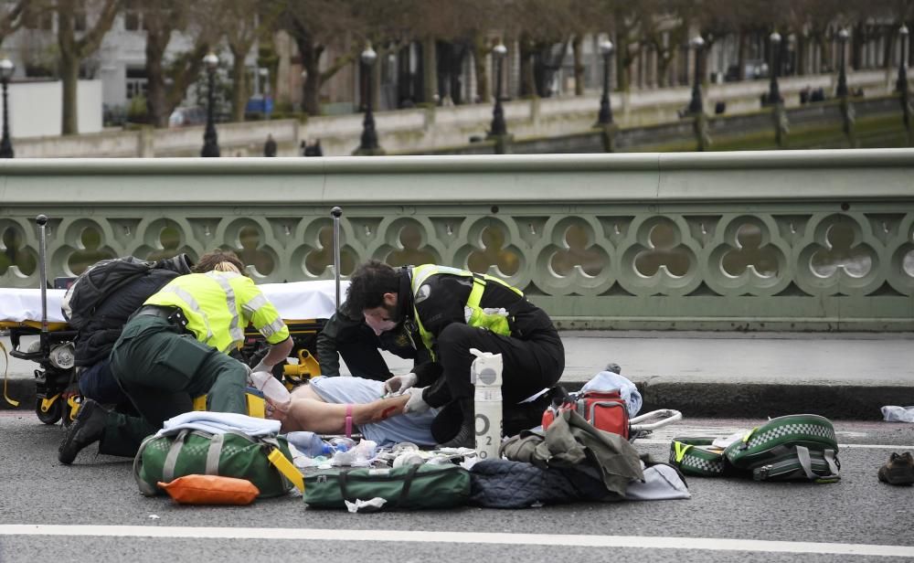 Al menos cuatro personas han muerto, entre ellas un policía y el propio atacante, y varias personas han resultado heridas de gravedad