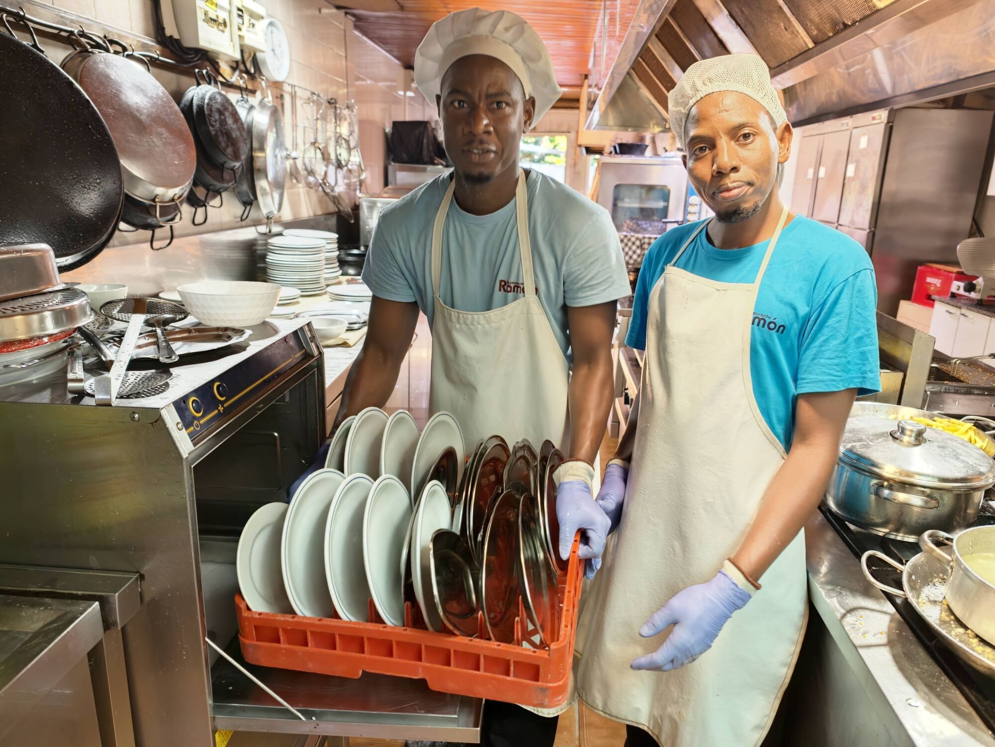 Dos trabajadores en la jornada de este miércoles en la cocina de un restaurante de Bueu.
