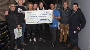 Momento de la donación de Metallica a Arrels.