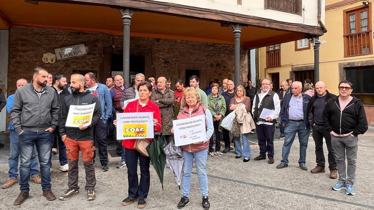 Concentración de COAG Asturias en la plaza del Ayuntamiento de Grado, este martes. Delante, por la izquierda, David Pérez, Francisco Pérez-Puchal, Isabel Pereiras y Mercedes Cruzado.