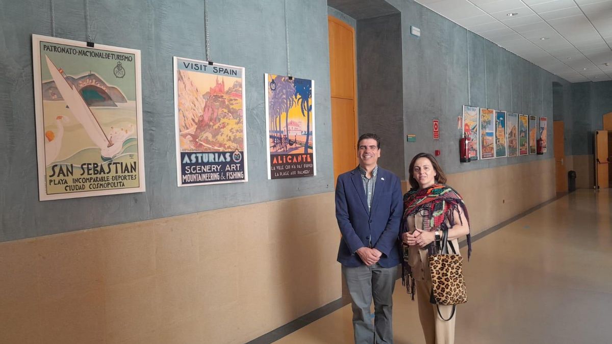 Muestra de carteles turísticos, en el centro universitario de Plasencia.