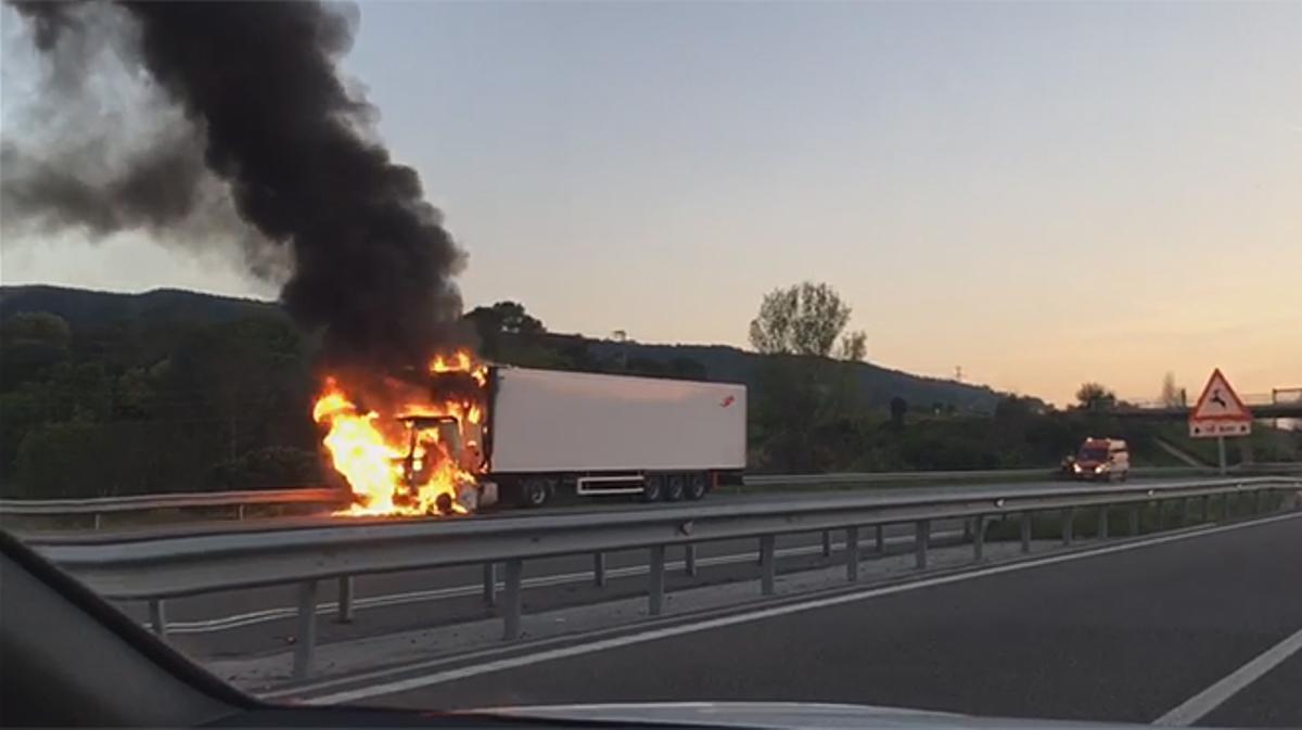 La cabina d’un camió de diversos eixos s’incendia a l’autopista.