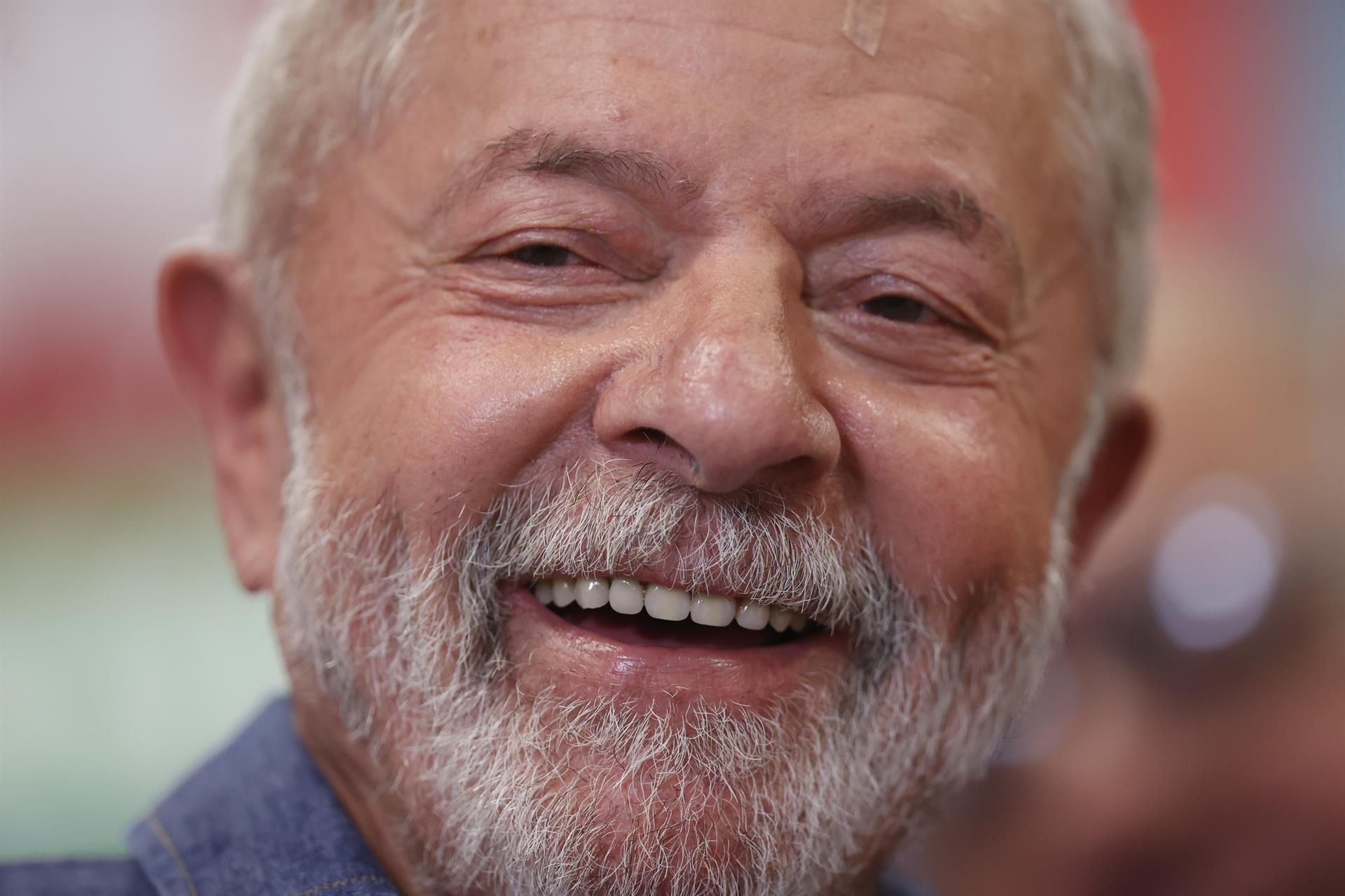 El exmandatario Luiz Inácio Lula da Silva sonríe durante un encuentro con miembros de la federación de alcaldes de Brasil.