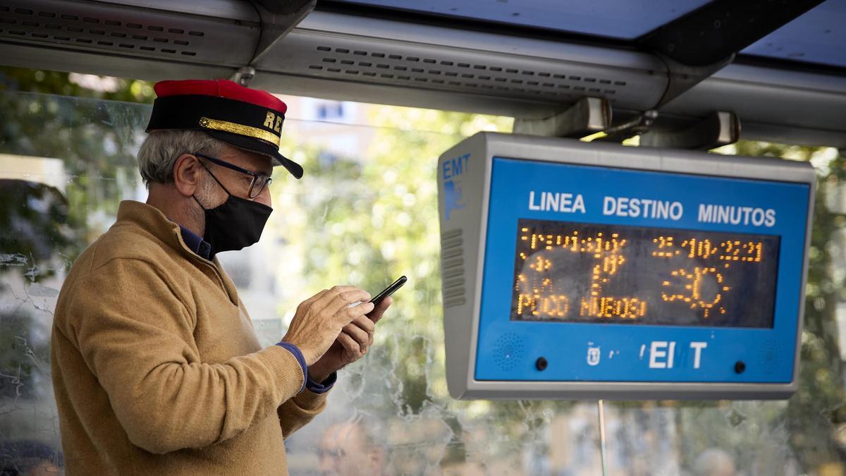 Un hombre lleva una gorra tradicional gorra de jefe de circulación de una estación de tren, en una manifestación que reivindica el ferrocarril como medio de transporte.