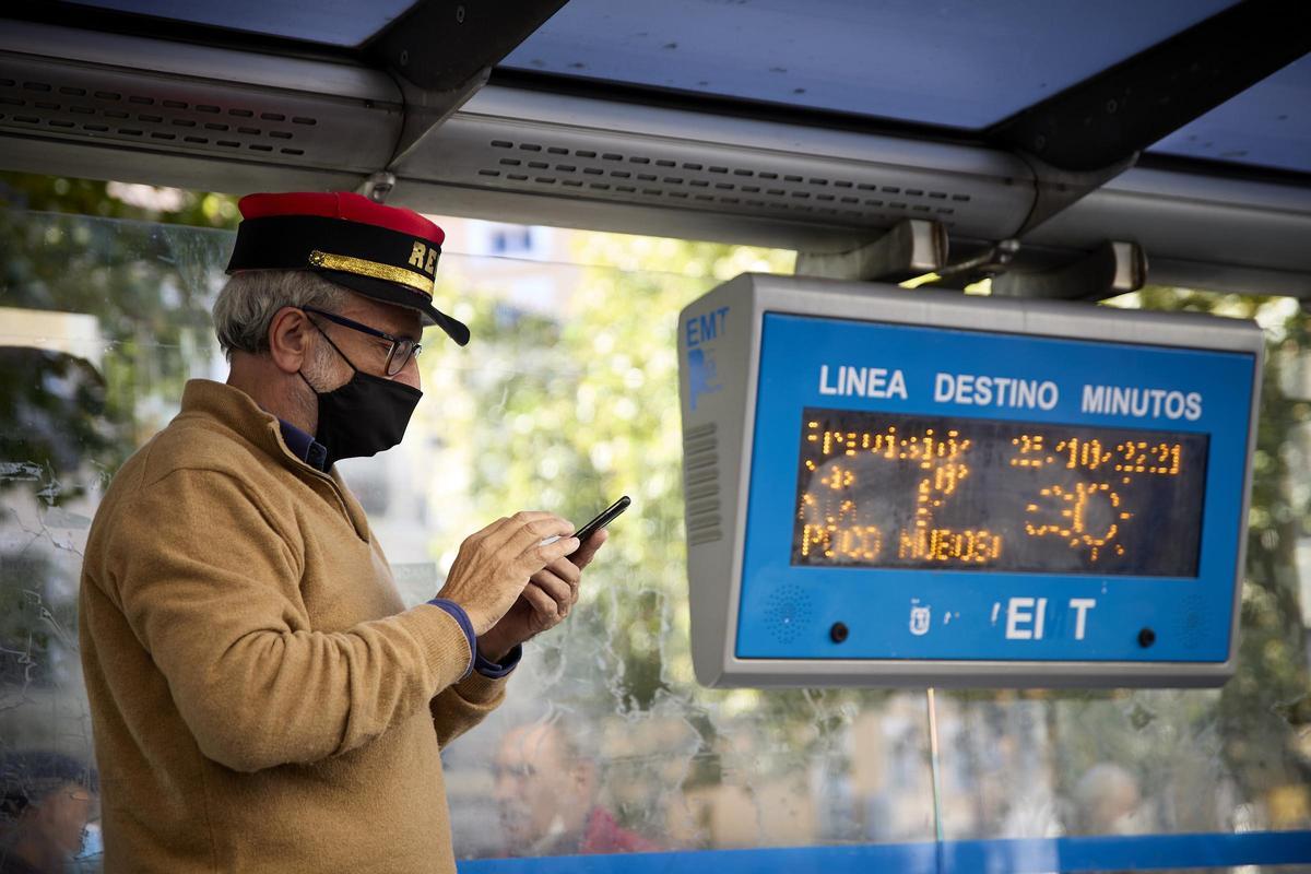 Un hombre lleva una gorra tradicional gorra de jefe de circulación de una estación de tren, en una manifestación que reivindica el ferrocarril como medio de transporte.