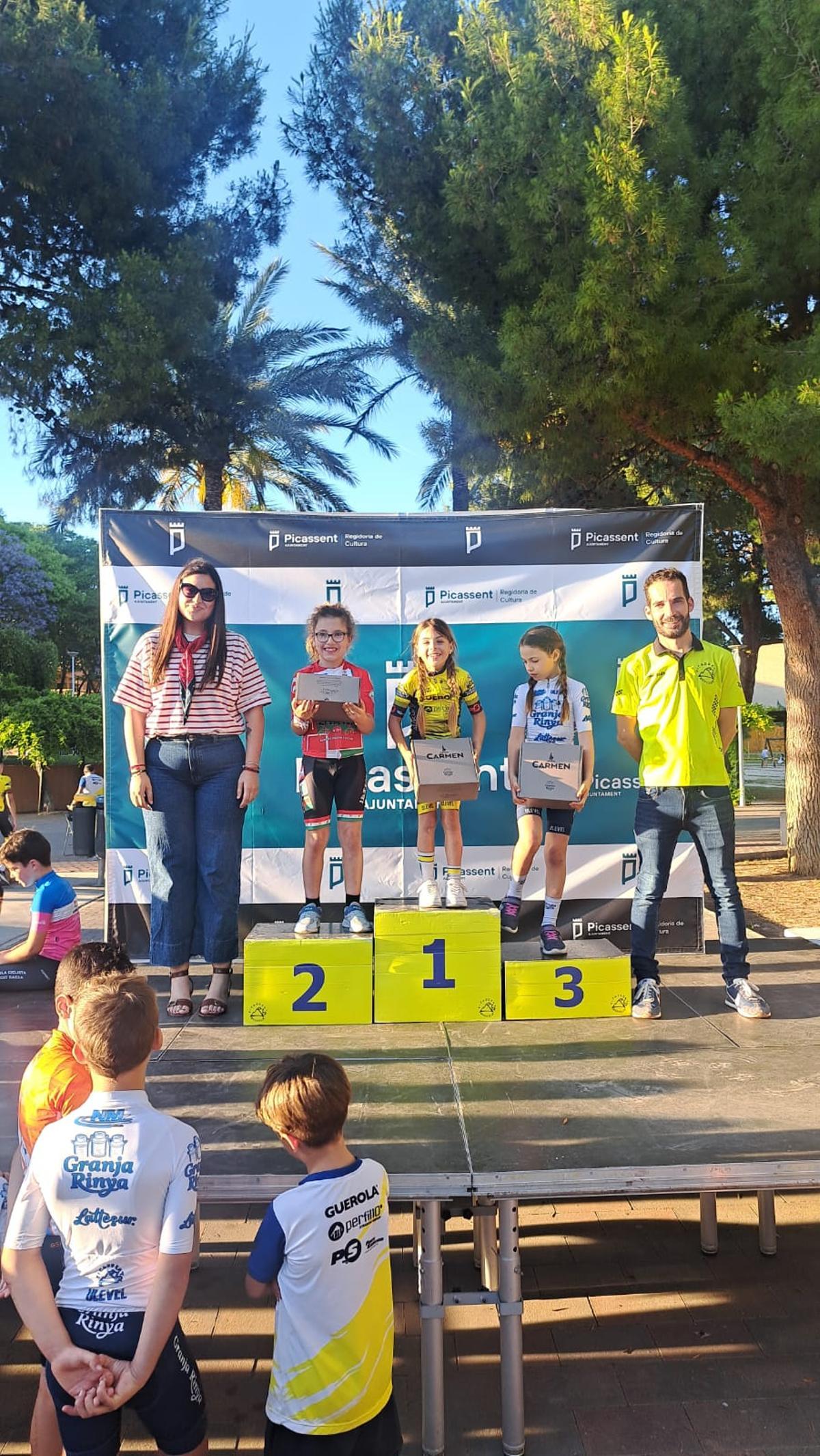 Kendall, de la Escola de Ciclisme de Ontinyent, en el podio de la prueba en Picassent.