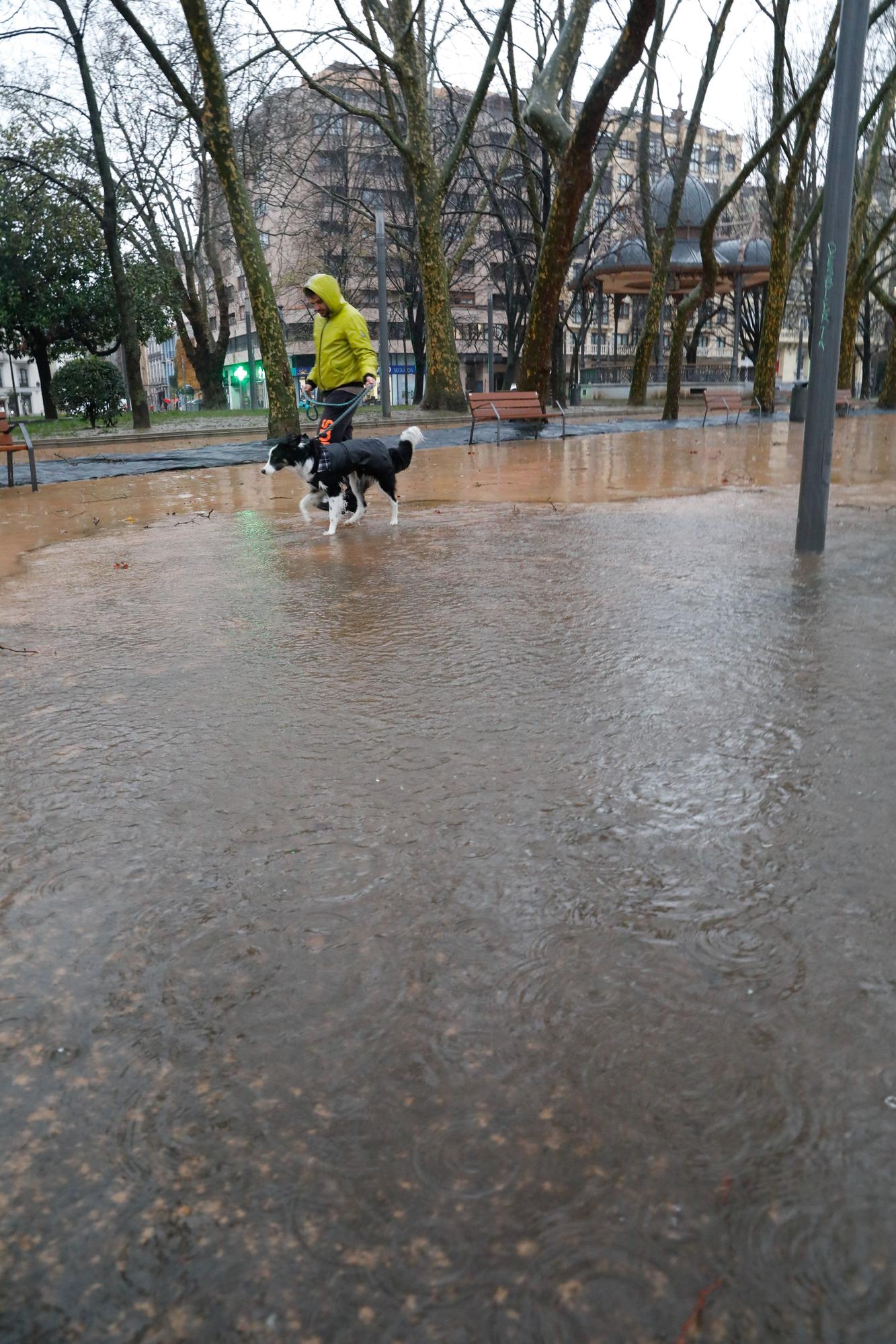 EN IMÁGENES: El temporal en Asturias deja las primeras inundaciones por las lluvias, incidencias en los trenes y vuelos suspendidos