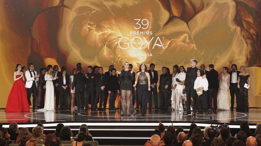 El momento en el que entregan el primer Goya compartido de la historia a mejor película a ‘El 47′ y ‘La infiltrada’